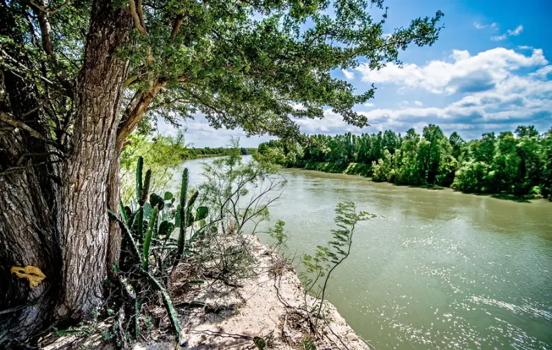 rio grander dividing border between usa and mexico